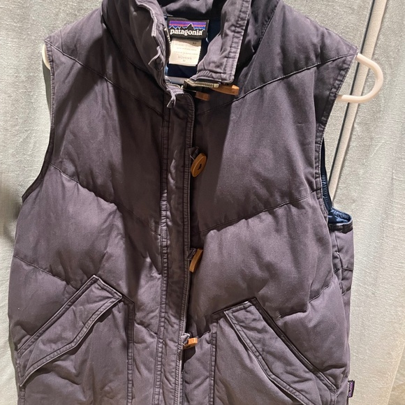 Women’s Down Vest in Navy with Toggle Buttons - Picture 1 of 6